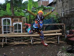 Badut Ini Hibur Anak-anak Via Medsos Saat Pandemi Corona