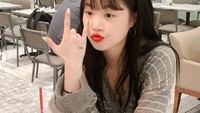 Lee Soojin salah satu anggota (G)I-dle yang posisinya sebagai main dancer, lead rapper, dan vokalis. Ini momen Soojin saat menikmati es kopinya. Foto: Instagram @official_g_i_dle