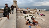 Terlihat orang-orang masih menikmati pantai di Beirut, Lebanon pada tanggal 12 Maret 2020. (REUTERS/Mohamed Azakir)