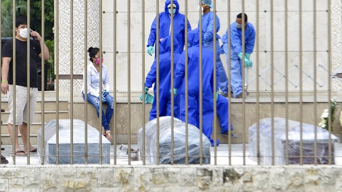 Gara-gara pandemi virus Corona, Kota Guayaquil, Ekuador,  sampai kehabisan peti mati. Alhasil, warga setempat terpaksa menggunakan peti mati berbahan kardus.
