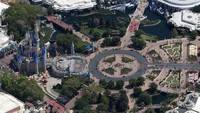 Keramaian masih terlihat di Cinderella Castle and Tomorrowland di Disneys Magic Kingdom di Orlando, Florida pada tanggal 15 Maret 2020. ((REUTERS/Gregg Newton))