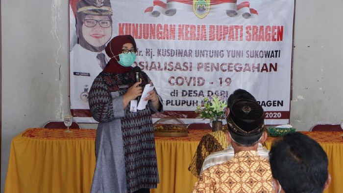 Bupati Sragen Kusdinar Untung Yuni Sukowati saat sosialisasi pencegahan COVID-19 di Kecamatan Plupuh, Selasa (7/4/2020).