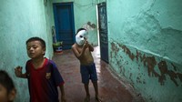 Sejumlah anak-anak bermain di lorong-lorong bangunan tempat tinggal Cesar Alegre bersama sejumlah keluarga miskin lainnya di kawasan Lima, Peru.
