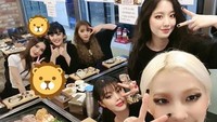 Setelah tampil di salah satu program acara, seperti ini kompaknya (G)I-dle saat menyantap makanan di restoran BBQ Korea. Foto: Instagram @official_g_i_dle