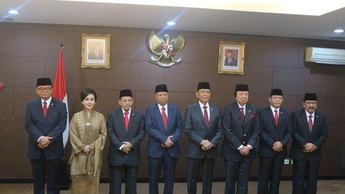 Wantimpres serahkan gaji untuk tangani masalah corona