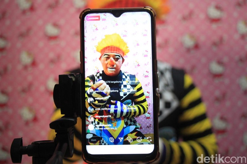 Pandemi Corona membuat berkurangnya aktivitas di luar ruangan. Komunitas Necis di Cimahi pun menyuguhkan hiburan badut bagi anak-anak melalui media sosial.