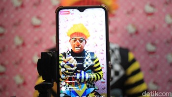 Komunitas Nyentrik Bandung Cimahi Sauyunan (Necis) menyuguhkan hiburan badut melalui media sosial (medsos) untuk mengobati rasa bosan anak-anak yang menghabiskan hari-harinya di rumah saat pandemi Corona.