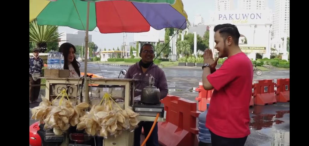  Naik  Mobil  Ferrari  Pengusaha Ini Borong Nasi Bungkus 