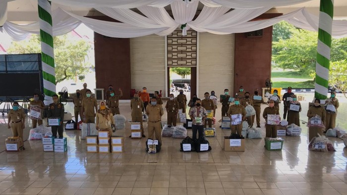 Pembagian bantuan terkait corona di Prabumulih (dok. Istimewa)