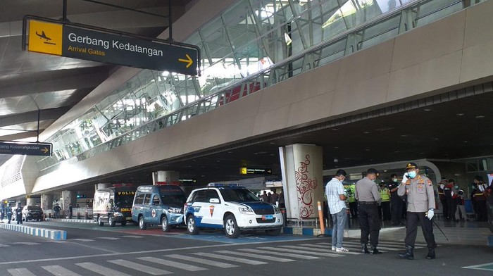 Aparat dan Petugas Medis Siaga di Bandara jelang kedatangan 156 Pekerja Migran dari Malaysia