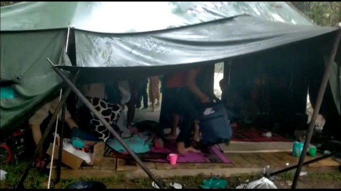 Pulang dari Jakarta, 8 pemuda Aceh Besar isolasi diri dengan bertenda di dekat hutan.
