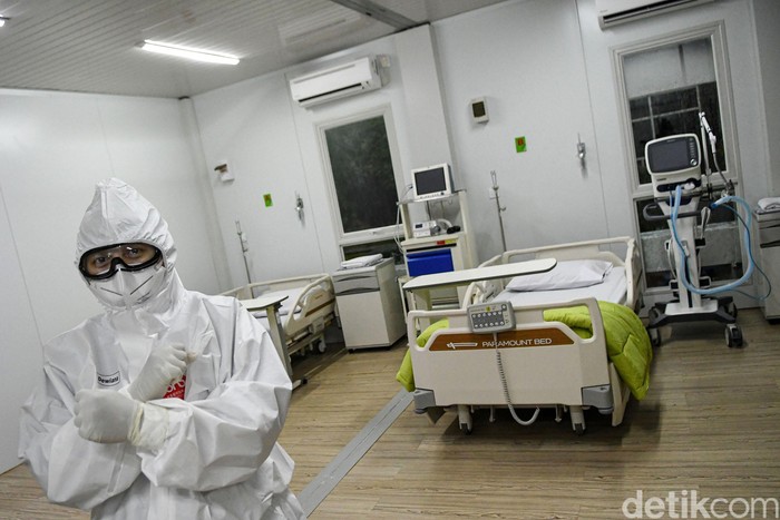 KESIAPAN RUMAH SAKIT PERTAMINA JAYA RAWAT PASIEN COVID-19 Seorang dokter membetulkan posisi kacamata pelindung saat berada di salah satu ruang modular di Rumah Sakit Pertamina Jaya, Cempaka Putih, Jakarta, Senin (6/4/2020). Rumah Sakit darurat COVID-19 tersebut berkapasitas sebanyak 160 tempat tidur dalam ruangan dan 65 kamar isolasi bertekanan negatif untuk merawat pasien positif COVID-19 sesuai standar yang ditetapkan oleh Organisasi Kesehatan Dunia atau WHO. ANTARA FOTO/M Risyal Hidayat/wsj.