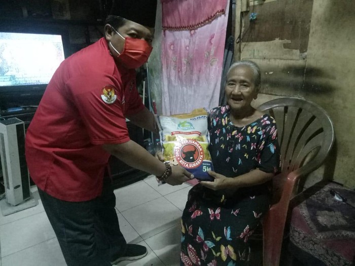 paket beras bagi kelompok masyarakat paling rentan, dampak krisis COVID-19.