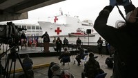 Rumah sakit terapung milik angkatan laut AS, USNS Comfort merapat di dermaga 90, New York (30/3/2020). USNS Comfort diterjunkan untuk membantu penanggulangan COVID-19.  (AP Photo/Kathy Willens.