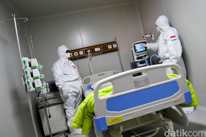 KESIAPAN RUMAH SAKIT PERTAMINA JAYA RAWAT PASIEN COVID-19 Seorang dokter membetulkan posisi kacamata pelindung saat berada di salah satu ruang modular di Rumah Sakit Pertamina Jaya, Cempaka Putih, Jakarta, Senin (6/4/2020). Rumah Sakit darurat COVID-19 tersebut berkapasitas sebanyak 160 tempat tidur dalam ruangan dan 65 kamar isolasi bertekanan negatif untuk merawat pasien positif COVID-19 sesuai standar yang ditetapkan oleh Organisasi Kesehatan Dunia atau WHO. ANTARA FOTO/M Risyal Hidayat/wsj.