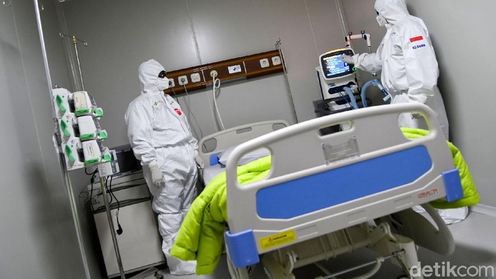 Seorang dokter membetulkan posisi kacamata pelindung saat berada di salah satu ruang modular di Rumah Sakit Pertamina Jaya, Cempaka Putih, Jakarta, Senin (6/4/2020). Rumah Sakit darurat COVID-19 tersebut berkapasitas sebanyak 160 tempat tidur dalam ruangan dan 65 kamar isolasi bertekanan negatif untuk merawat pasien positif COVID-19 sesuai standar yang ditetapkan oleh Organisasi Kesehatan Dunia atau WHO. ANTARA FOTO/M Risyal Hidayat/wsj.