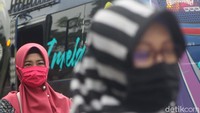 Tapi petugas medis juga tetap menghimbau warga bila ada gejala yang dimaksud segera menghubungi call centre atau langsung ke rumah sakit.