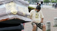 Seorang warga menangisi kerabatnya yang meninggal akibat virus Corona di Guayaquil, Ekuador. Francisco Macías/Getty Images/Getty Images.