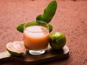 Segar Saat di Rumah Aja, Minum Jus Jambu Biji yang Kaya Khasiat