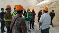 Kunjungan ini untuk memastikan perusahaan gula yang menerima izin impor sudah melakukan proses pengolahan raw sugar menjadi gula kristal putih (GKP) sehingga bisa segera dilepas ke pasar untuk memenuhi ketersediaan gula di masyarakat menjelang Hari Besar Keagamaan Nasional (HBKN) puasa Ramadan dan Idul Fitri.