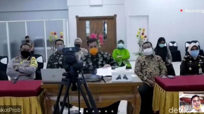 Seorang ayah dan anak di Kota Probolinggo dinyatakan positif virus Corona atau COVID-19. Saat ini keduanya menjalani isolasi di RSUD dr Mohammad Saleh.