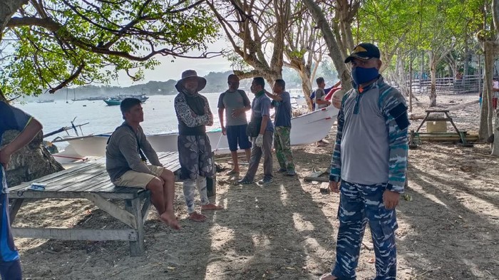 2 WNA dievakuasi ke bibir pantai.
