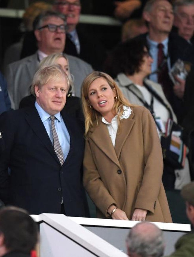 Sayangnya, sang tunangan tidak kunjung membaik. PM Boris Johnson memutuskan untuk mengisolasi diri di rumah sakit St. Thomas, London, Minggu (5/4/2020). Foto: Getty Images