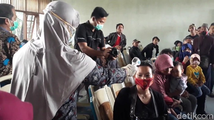 Pemeriksaan kesehatan posko mudik di Brebes