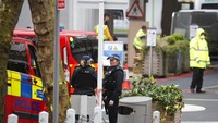 Petugas kepolisian berjaga di luar Rumah Sakit St Thomas, di London Senin (6/4/2020) malam. Ucapan lekas sembuh mengalir dari para pemimpin dunia, termasuk Presiden Amerika Serikat (AS), Donald Trump.  AP Photo/Frank Augstein.