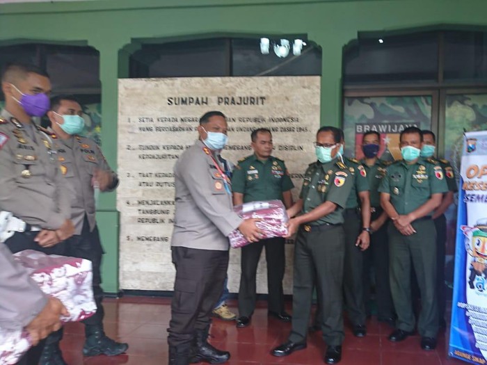 Polres Tulungagung Salurkan Bantuan Masker Hingga APD