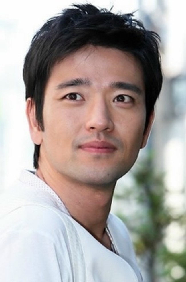 Bae Soo Bin juga menjatuhkan pilihan hatinya pada wanita biasa. Ia menikahi seorang wanita yang 8 tahun lebih muda darinya pada 2013. Tak diketahui siapa nama istri Bae Soo Bin, namun pemain drama Brilliant Legacy ini mengaku jika sang istri memiliki kepribadian yang bagus dan pengertian. Foto: istimewa