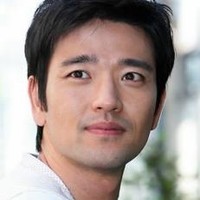 Bae Soo Bin juga menjatuhkan pilihan hatinya pada wanita biasa. Ia menikahi seorang wanita yang 8 tahun lebih muda darinya pada 2013. Tak diketahui siapa nama istri Bae Soo Bin, namun pemain drama Brilliant Legacy ini mengaku jika sang istri memiliki kepribadian yang bagus dan pengertian. Foto: istimewa