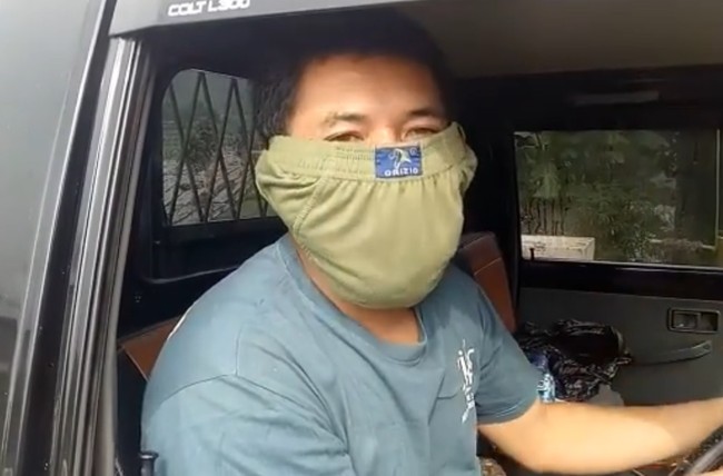 Baru-baru seorang sopir yang memakai masker dari celana dalam jadi viral. Sosoknya mencuri perhatian karena masker yang dikenakannya anti mainstream. Foto: Tangkapan layar facebook