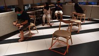 Sebuah restoran cepat saji di Surabaya, Jawa Timur, juga menerapkan physical distancing. Antara Foto/Zabur Karuru.