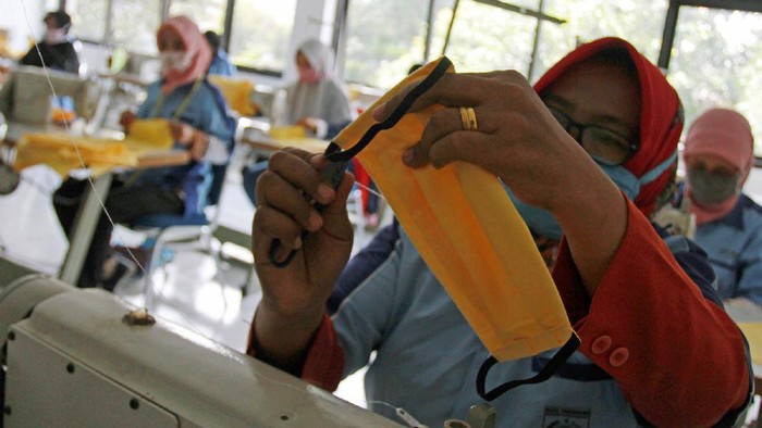 Relawan menunjukkan masker hasil produksinya di Gondangmanis, Kudus, Jawa Tengah, Senin (6/4/2020). Masker yang diproduksi dari bahan kain perca tersebut akan didistribusikan secara gratis kepada masyarakat yang membutuhkan guna mencegah penyebaran COVID-19. ANTARA FOTO/Yusuf Nugroho/wsj.