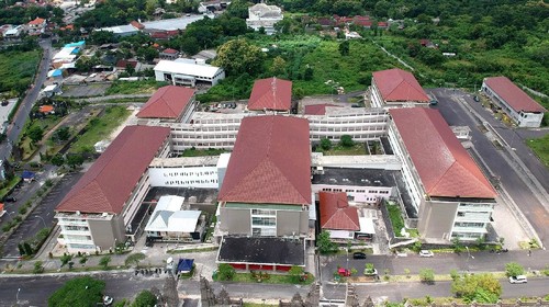 Petugas medis beraktivitas di Rumah Sakit Perguruan Tinggi Negeri Universitas Udayana, Jimbaran, Badung, Bali, Selasa (7/4/2020). Rumah Sakit Universitas Udayana resmi beroperasi menjadi rumah sakit khusus untuk penanganan COVID-19 atau virus Corona di wilayah Provinsi Bali. ANTARA FOTO/Fikri Yusuf/foc.