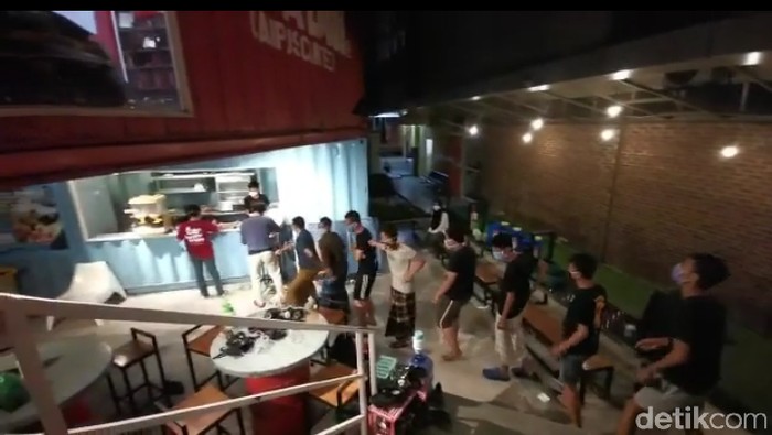 Suasana makan malam relawan Corona di Makassar