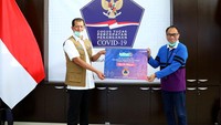 Kini donasi dengan total senilai lebih dari Rp 10,8 miliar tersebut diserahkan dalam bentuk dana tunai sebesar Rp 10 miliar dan selebihnya berupa beragam alat perlindungan diri (APD). Foto: dok. BNPB