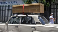 Otoritas kota Guayaquil mengaku telah menerima donasi 1.000 peti mati berbahan kardus dari produsen lokal. Donasi peti mati itu digunakan di dua areal pemakaman setempat. AP/Luis Perez.