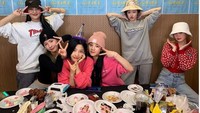 Beranggotakan 6 wanita cantik, begini serunya mereka saat bersama sambil menikmati beragam makanan. Mereka terlihat menikmati cookies dengan karakter yang lucu. Foto: Instagram @official_g_i_dle