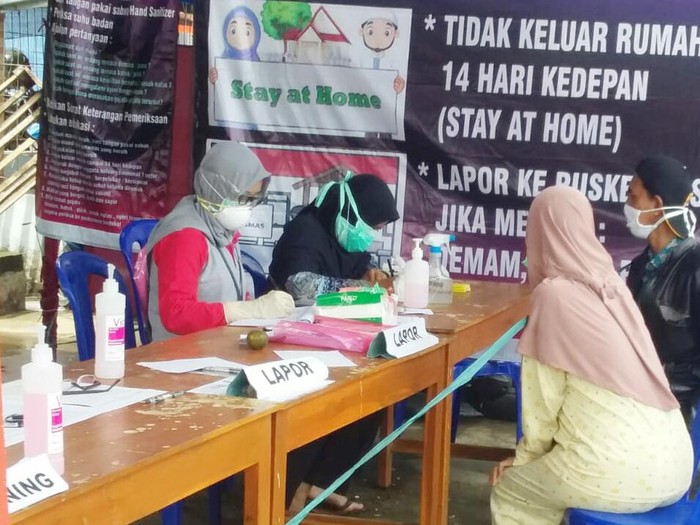 Petugas memeriksa pemudik di Purworejo, Selasa (7/4/2020).