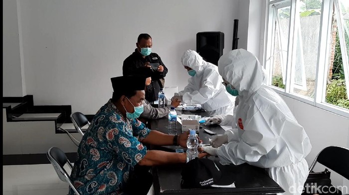 Ratusan ulama dan kyai mengikuti rapid test Corona