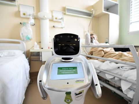 Robot menolong tenaga medis merawat pasien corona di Rumah Sakit Circolo, Varese, Italia.