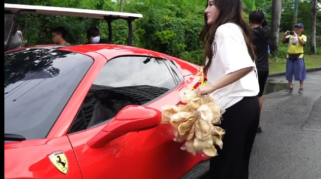 Bagi Makanan Pakai Ferrari hingga Aksi Kocak Bule Angkat Galon