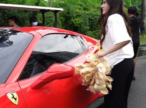 Bagikan makanan pakai ferrari