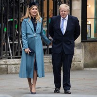 Sejak muncul di hadapan publik sebagai kekasih Perdana Menteri Inggris Boris Johnson, Carrie Johnson tetap setia dengan gaya berbusananya yang jauh dari kesan glamor. Busana-busana berpotongan sederhana dan polos kerap menjadi andalannya. (Foto: Chris J Ratcliffe/Getty Images)