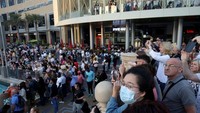 Masih ramai orang mengenakan masker di kawasan Dubai Mall, Dubai, UEA pada 5 Maret 2020. (REUTERS/Christopher Pike)