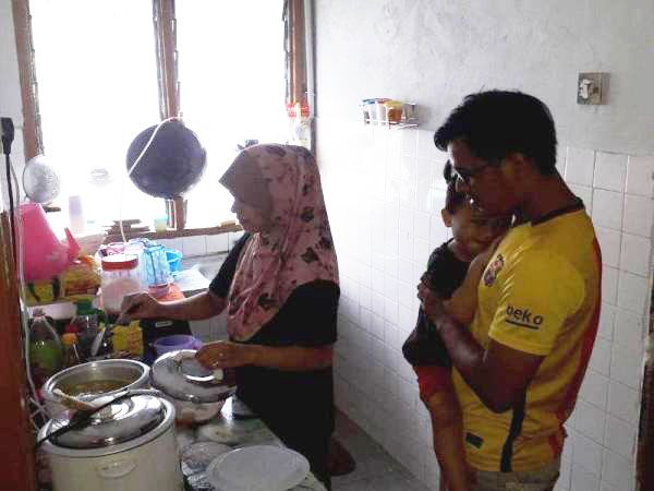 Pasangan makan nasi pakai gula