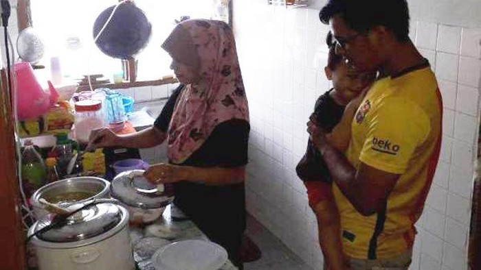Pasangan makan nasi pakai gula