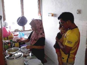 Miris! Pasangan yang Kehabisan Uang Ini Hanya Makan Nasi Pakai Gula